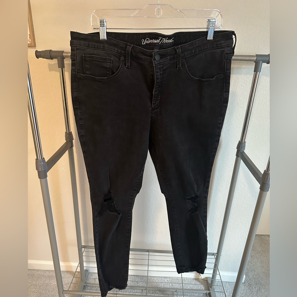 Black distressed skinny jean